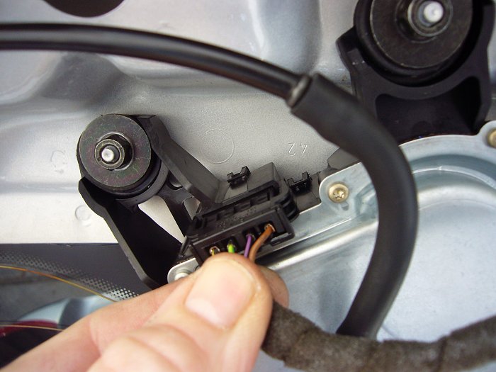 Die Spannungsversorgung des Wischermotors abziehen