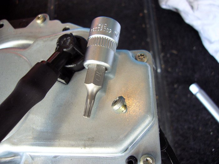 Beim Zuschrauben des Deckels die Schrauben nur ganz vorsichtig anziehen, sie rei&szlig;en schnell ab :-(