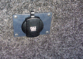 Sicherungsk&auml;stchen (oben) und Steckdose (unten)