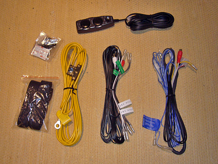 Das mitgelieferte Zubeh&ouml;r, Kabel, Zurrgurte und Fernbedienung