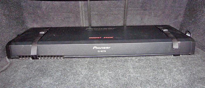 Subwoofer mit Verst&auml;rker im Kofferraum