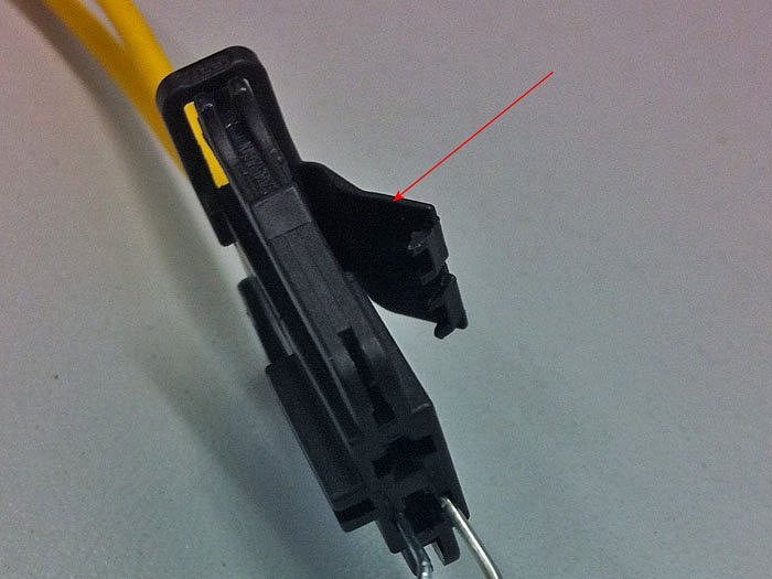 Zuerst mit einem kleinen Schraubendreher vorsichtig die Verriegelung l&ouml;sen