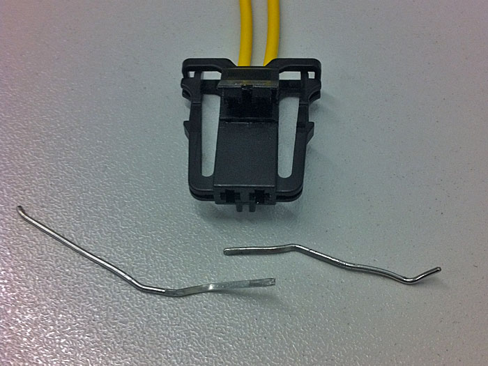 Die Enden einer B&uuml;roklammer in einem Schraubstock etwas platt dr&uuml;cken, aber nicht zu breit werden lassen