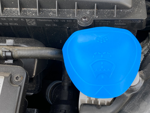 Einen Kunststoffdeckel von Skoda f&uuml;r den Waschwasserbeh&auml;lter