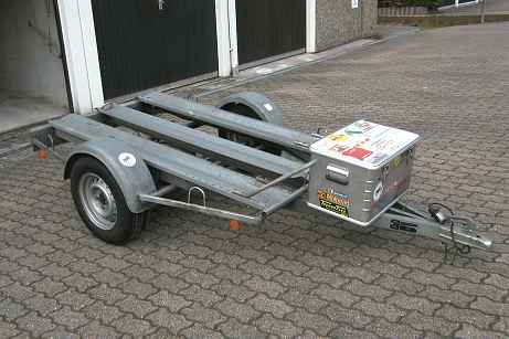 Unser Anh&auml;nger mit montierter Alubox als Staufach